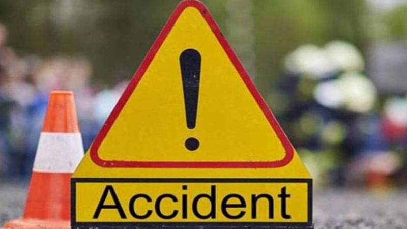 شکارپور میں خوفناک حادثہ: مزدا گاڑی سوئے ہوئے افراد پر چڑھ گئی، 5 بچوں سمیت 8 جاں بحق