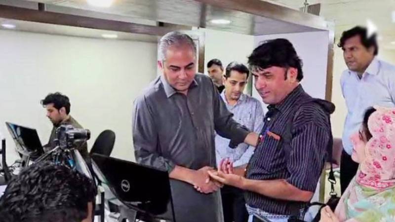 محسن نقوی کا ڈیفنس لاہور ایگزیکٹو پاسپورٹ آفس کا دورہ، شہریوں سے ملاقات