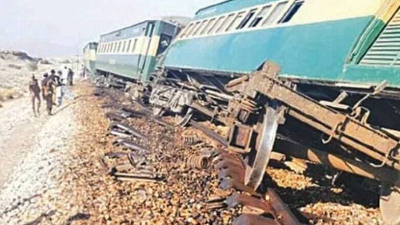 شکارپور: ریلوے ٹریک پر دھماکہ، جعفر ایکسپریس کی چار بوگیاں پٹری سے اتر گئیں