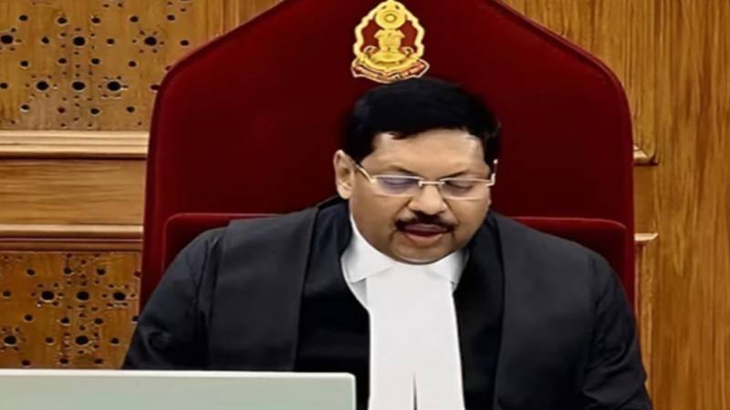 بھارتی سپریم کورٹ میں غیر معمولی واقعہ: وکیل نے چیف جسٹس پر جوتا پھینک دیا