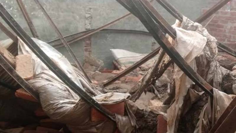 ملتان روڈ: خستہ حال مکان کی چھت گرنے سے 3 افراد زخمی