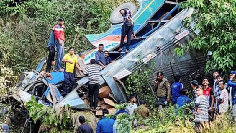 ہماچل پردیش: لینڈ سلائیڈنگ سے مسافر بس دب گئی، 15 ہلاک