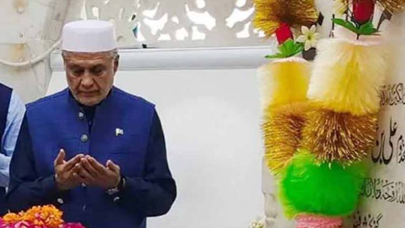 ڈپٹی وزیر اعظم اسحاق ڈار کی داتا دربار میں حاضری