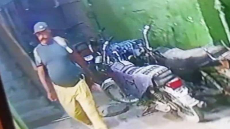 کراچی میں موٹر سائیکل چوری کے الزام میں سندھ پولیس کا حاضر سروس اہلکار گرفتار