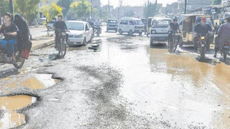 کراچی کی متعدد سڑکیں بدترین ٹوٹ پھوٹ کا سامنا