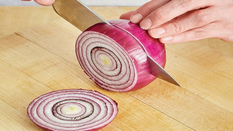 سائنسدانوں کا انوکھا طریقہ: بغیر آنسو بہائے پیاز کاٹنے کا آسان حل سامنے آگیا
