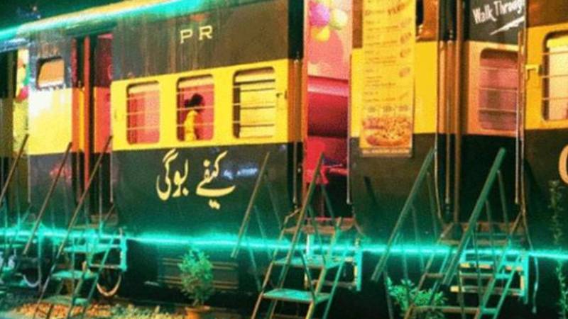 کراچی کینٹ اسٹیشن پر کیفے بوگی میں آگ، دو بوگیاں مکمل طور پر جل گئیں