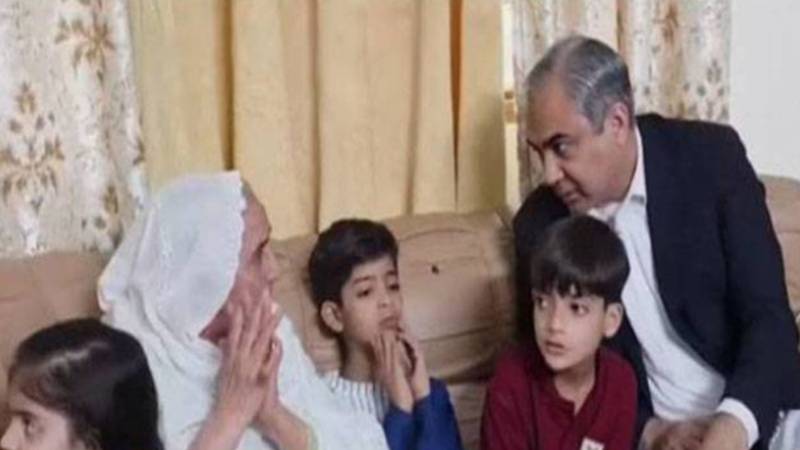 محسن نقوی اور طلال چوہدری کی شہید لیفٹینننٹ کرنل جنید کے گھر آمد، تعزیت اور درجات کی بلندئی کے لیے دعا کی درخواست