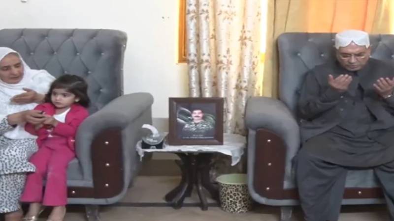 صدرِ مملکت کی لیفٹیننٹ کرنل جنید کے خاندان سے ملاقات، شہداء کی قربانیوں کو خراج تحسین