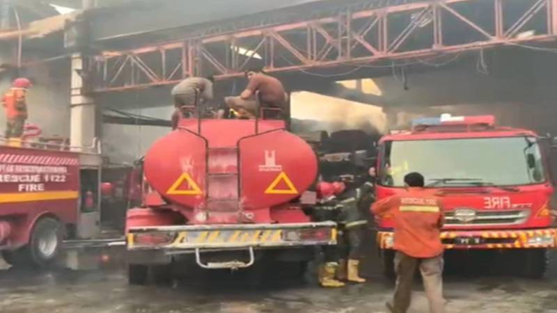 پشاور: حیات آباد صنعتی علاقے کے کارخانے میں لگنے والی آگ بجھادی گئی