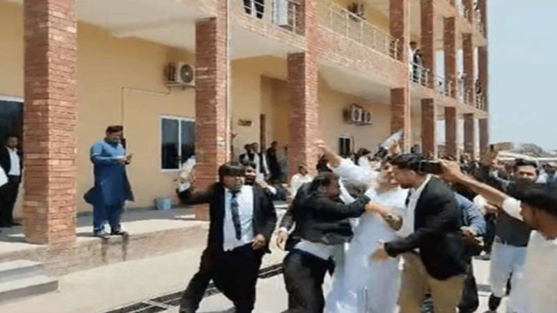 عمران خان کے عدت نکاح کیس کی سماعت میں خاور مانیکا پر تشدد، وکلا کی گرفتاری کا حکم جاری