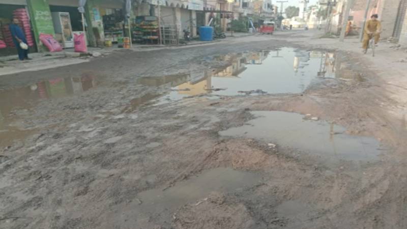  چمکنی پھاٹک کے قریب مرکزی روڈ کی بدحالی، عوامی مشکلات اور حفاظتی خطرات میں اضافہ