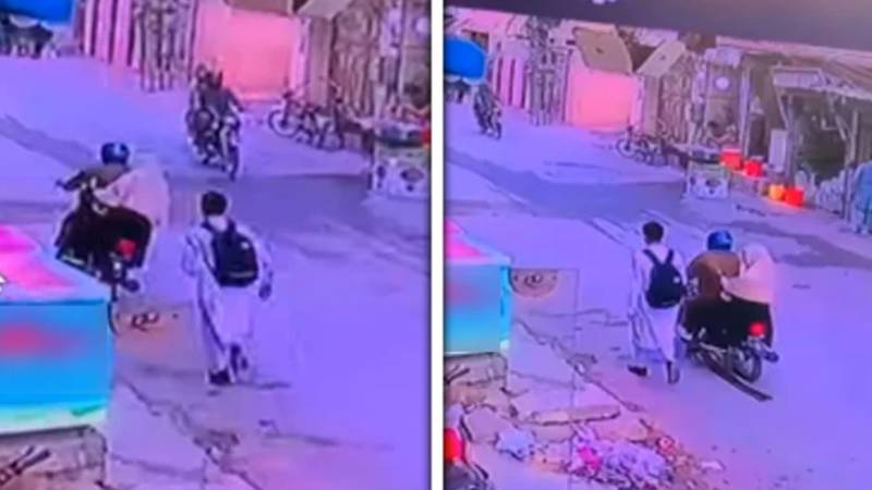 پشاور میں برقعہ پوش کی موٹر سائیکل پر رہزنی کی سی سی ٹی وی فوٹیج وائرل
