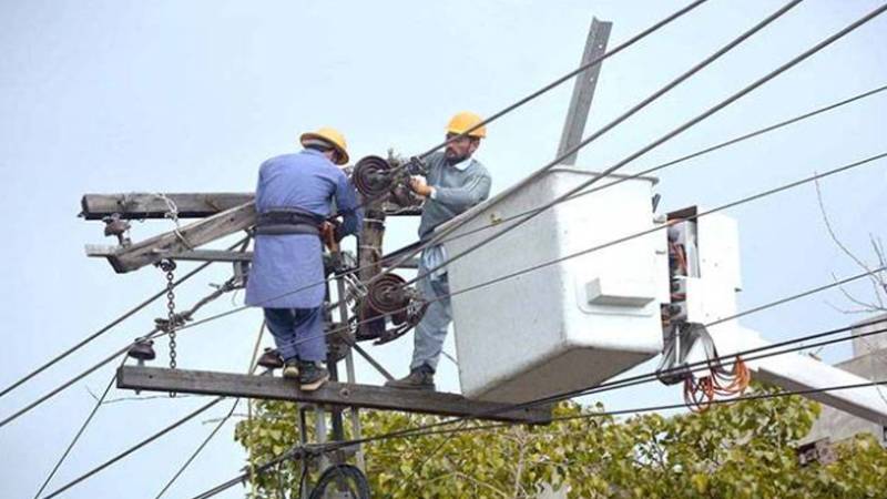 لاہور: نتھوکی گاؤں میں بجلی چوروں کے خلاف کارروائی پر لیسکو ٹیم پر مشتعل افراد کا حملہ