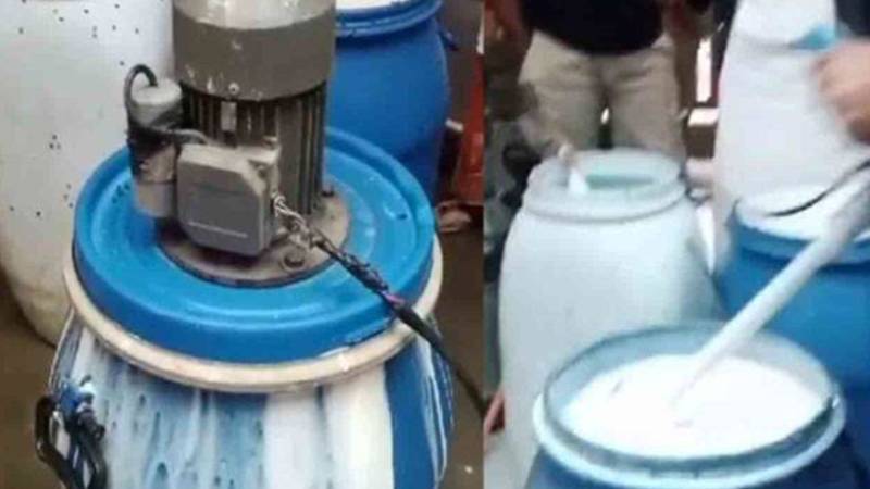 فاروق آباد سے لاہور جعلی دودھ سپلائی کرنے والا گروہ گرفتار، 705 لیٹر دودھ تلف