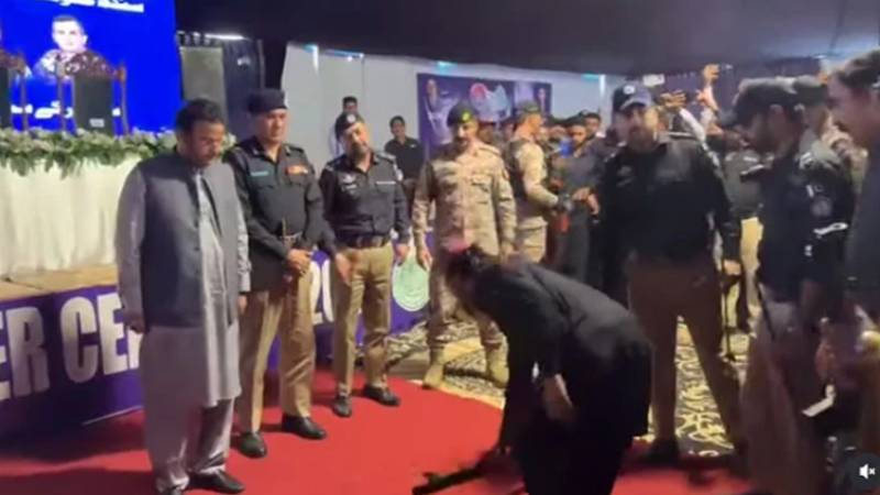 کچے کے ڈاکوؤں نے سرنڈر کر کے ہتھیار میدان چھوڑ دیے