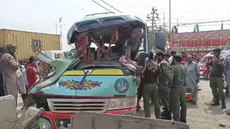 کراچی کے علاقے ماڑی پور نیو ٹرک اڈا کے قریب بس الٹ گئی