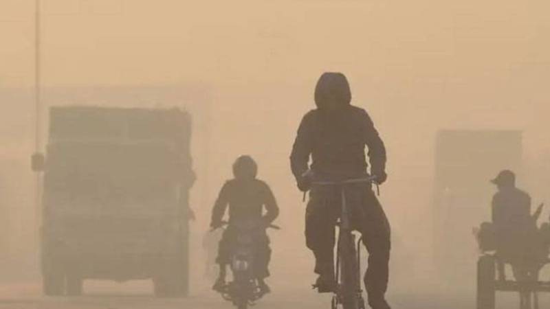 لاہور میں فضائی آلودگی اور سموگ خطرناک حد تک بڑھ گئی، صحت کے لیے تشویشناک