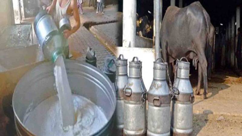 ڈیری فارمرز اور دودھ فروشوں کے درمیان قیمتوں کے تنازع کے باعث شہر میں دودھ کا بحران کا خدشہ بڑھ گیا