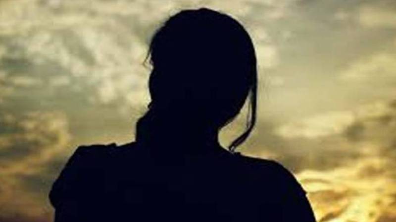 نارووال میں بیٹی سے زیادتی کرنے والے بدبخت باپ کے نیفے میں پسٹل چل گیا، زخمی حالت میں ہسپتال منتقل
