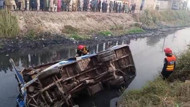 شیخوپورہ: سکول بس اور ٹرک کے تصادم میں 21 بچے زخمی