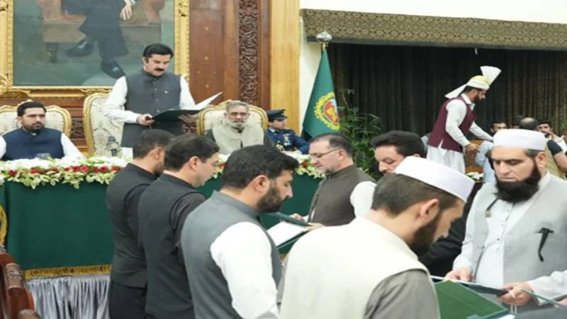 پشاور: خیبر پختونخوا کے گورنر فیصل کریم کنڈی نے صوبائی کابینہ کے ارکان سے حلف لیا