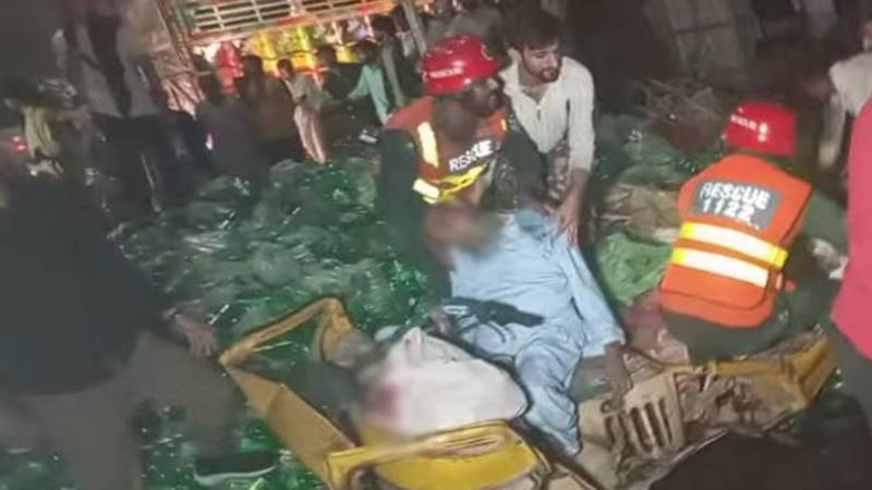 لاہور میں بوتلوں سے بھرا ٹرک رکشے سے ٹکرانے سے 4 افراد جاں بحق