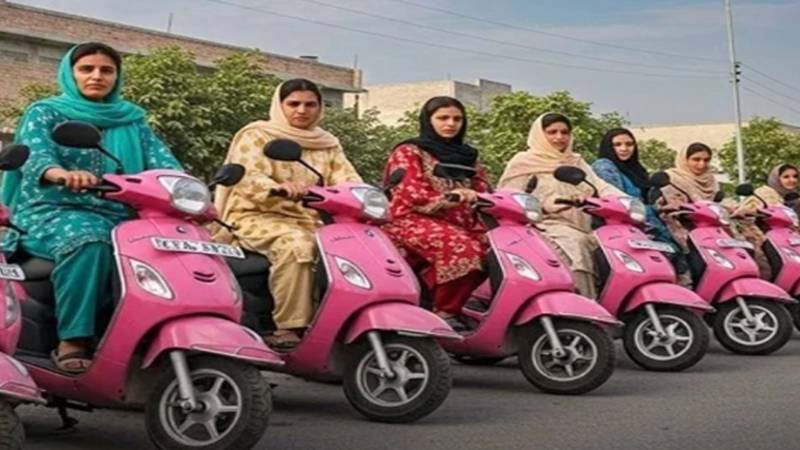 سندھ: خواتین کے لیے پنک اسکوٹی کا دوسرا مرحلہ جلد شروع ہوگا