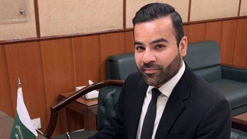  27ویں آئینی ترمیم پر عملدرآمد میں جلد بازی کا کوئی ارادہ نہیں: بیرسٹر عقیل 