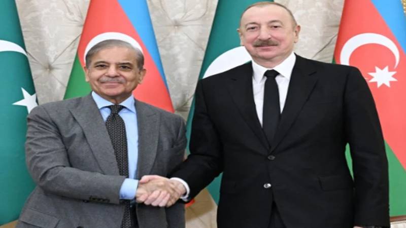 وزیراعظم آذربائیجان کے صدر کی دعوت پر باکو پہنچ گئے