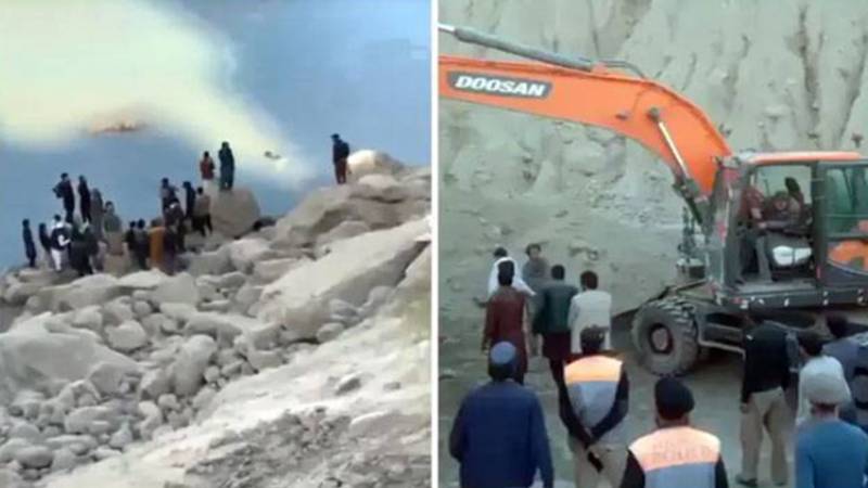 چلاس میں لینڈ سلائیڈنگ، 6 گاڑیاں ملبے تلے، 2 دریا میں گر گئیں