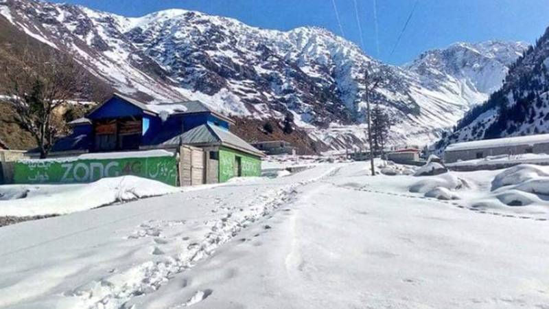وادیٔ نیلم میں موسمِ سرما کی پہلی بارش اور برفباری سے سردی کی شدت میں اضافہ