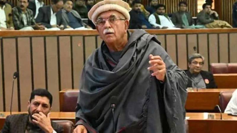 محمود خان اچکزئی نے 27ویں ترمیم کے بل کی کاپی کو پھاڑ دیا