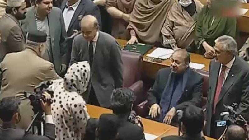 نواز شریف قومی اسمبلی پہنچ گئے، لیگی رہنماؤں کا استقبال