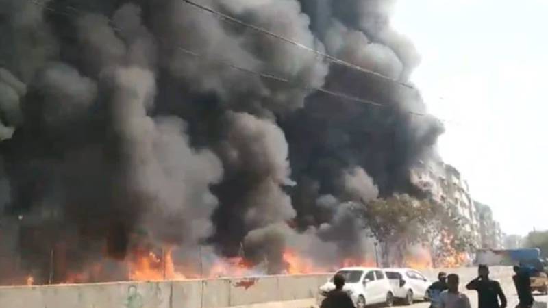 کراچی، ایم اے جناح روڈ پر دکانوں میں آگ، فائرنگ کی کوشش جاری