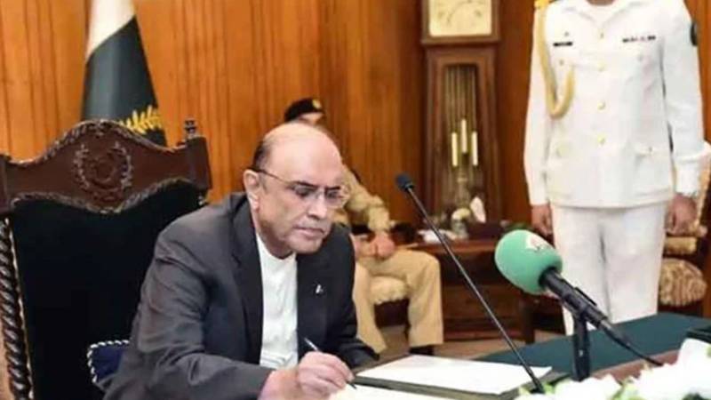 صدر آصف علی زرداری نے 27ویں آئینی ترمیم بل پر دستخط کر کے قانون کی منظوری دے دی