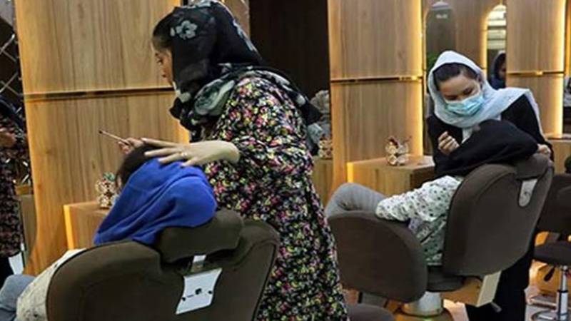 سیلون کی غفلت سے بال خراب، خاتون کا ایک لاکھ کا ہرجانہ دعویٰ