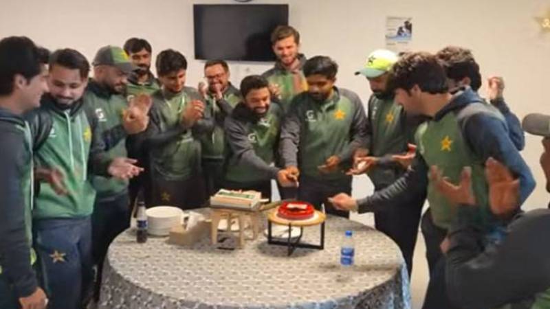بابراعظم اور محمد رضوان کی ون ڈے میں کامیابیوں پر کھلاڑیوں اور اسٹاف کا زبردست جشن
