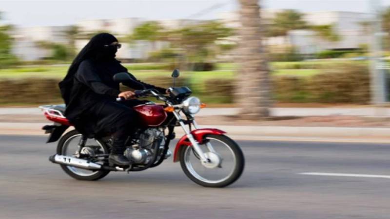 کراچی میں موٹر سائیکل پر سوار خواتین کو گاڑی کا ٹکر، ایک خاتون جاں بحق