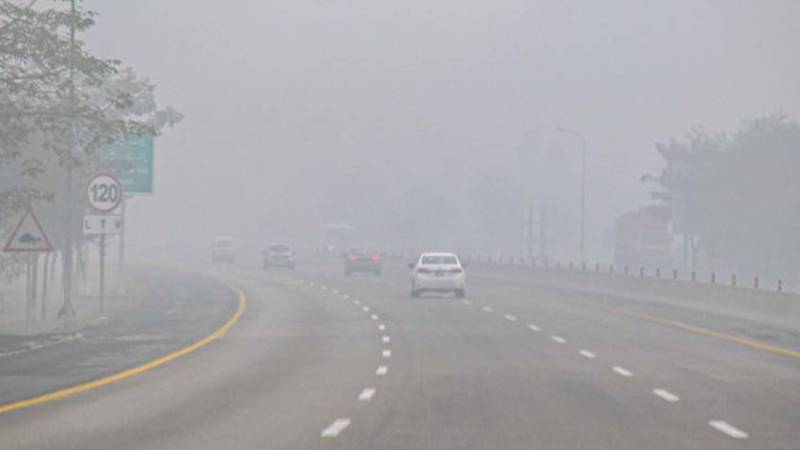شدید دھند کے سبب موٹروے ایم 1 پشاور سے رشکئی انٹرچینج تک بند