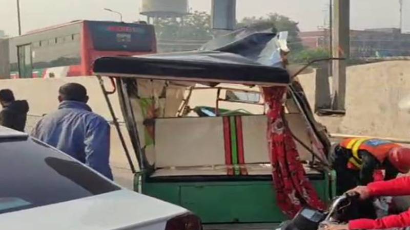مسلم ٹاؤن فلائی اوور پر رکشہ تیز رفتاری کے سبب الٹ گیا، 4 افراد زخمی