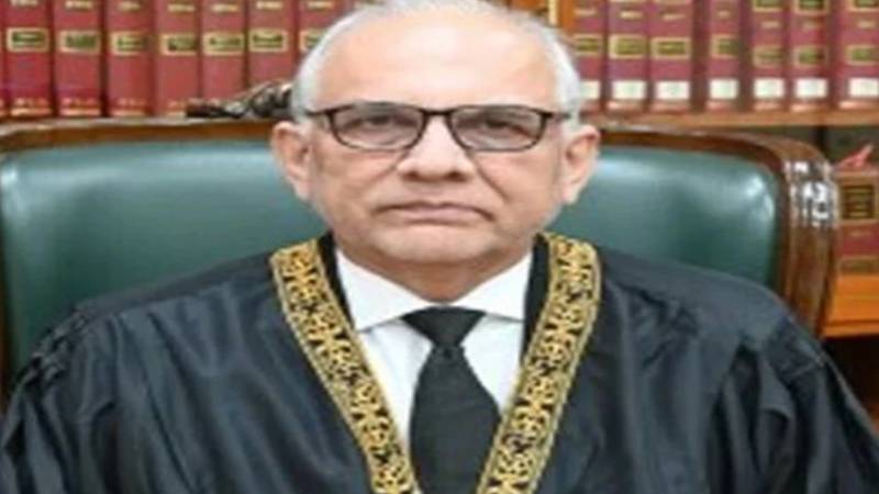 تجاوزات بن رہی تھی، قبضہ ہو رہا تھا اور ریلوے آنکھیں بند کرکے بیٹھا تھا، جسٹس حسن