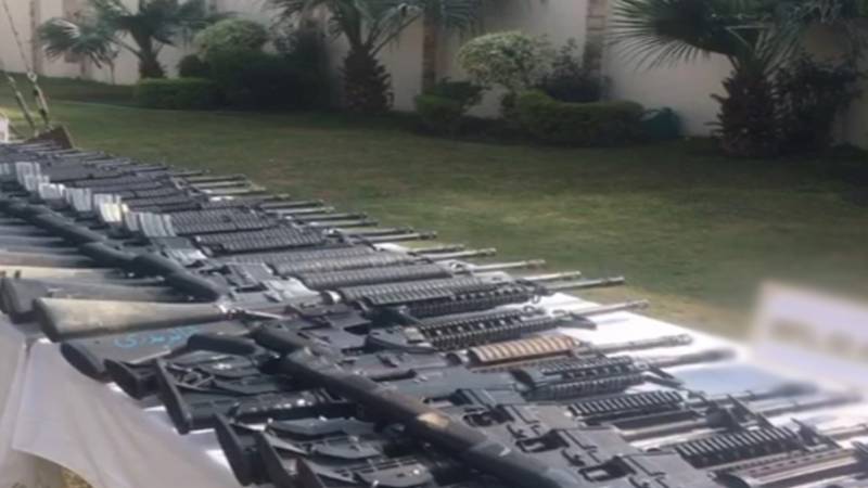 پشاور میں فوجی کارروائیوں کے دوران پکڑے گئے امریکی ہتھیار پہلی بار منظر عام پر آگئے