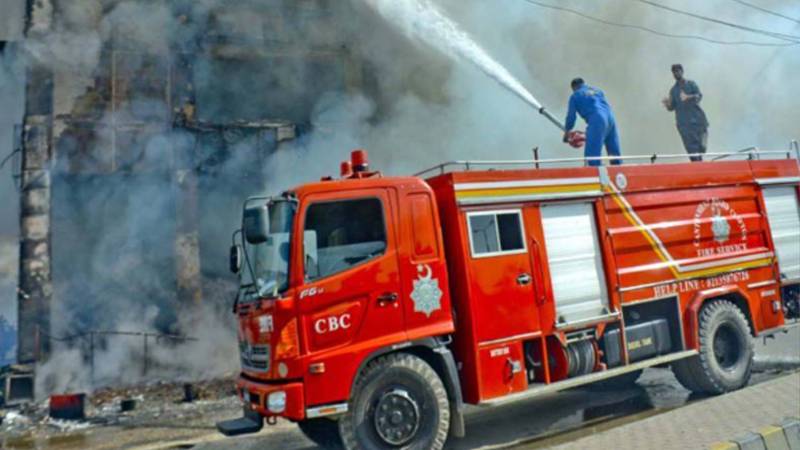 کراچی: کورنگی کی فیکٹری میں آگ لگ گئی، عمارت کا کچھ حصہ منہدم