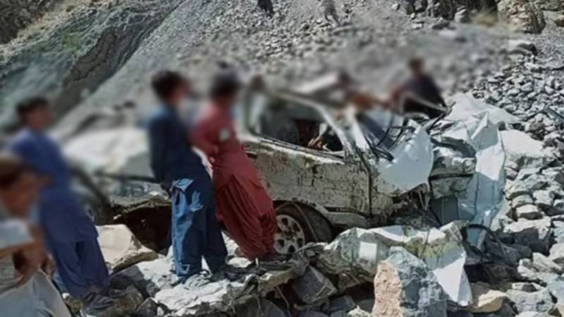 ایبٹ آباد: گاڑی کھائی میں گرنے سے 6 افراد جاں بحق، طالبات بھی شامل