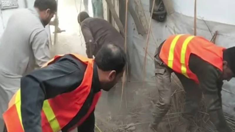 نوشہرہ میں ڈاگی جدید کے علاقے میں گھر کی چھت گرنے سے 5 افراد جاں بحق، 3 زخمی