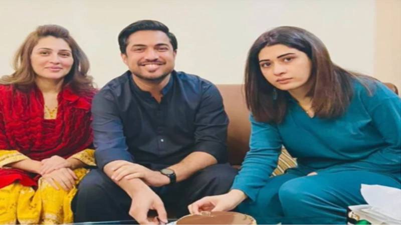 دو بیویوں کے ساتھ شادی کی سالگرہ منانے پر اقرار الحسن تنقید کا نشانہ بن گئے