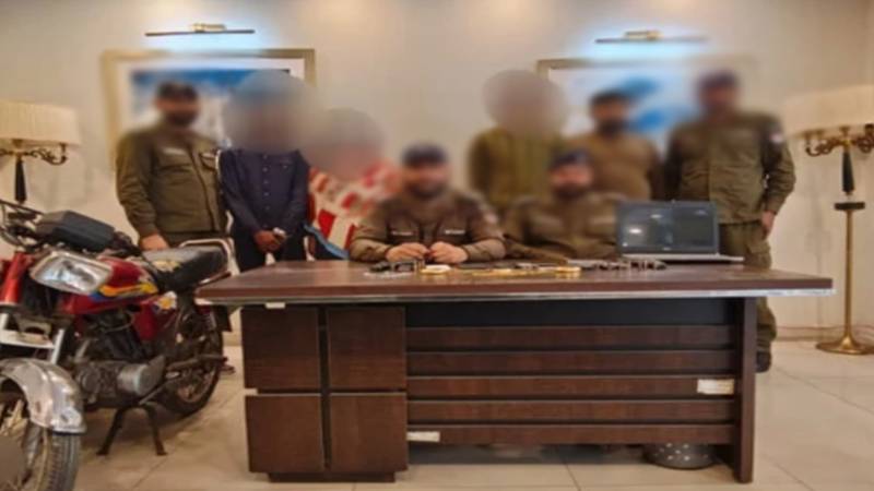 لاہور: گھر سے 8 تولے سونا اور 3 لاکھ کے بانڈ چوری، ملزمہ دو ساتھیوں سمیت کاہنہ سے گرفتار