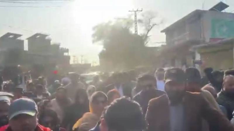 پی ٹی آئی کی کال پر کارکنوں کے ہمراہ علیمہ خان اڈیالہ جیل روڈ پہنچ گئیں