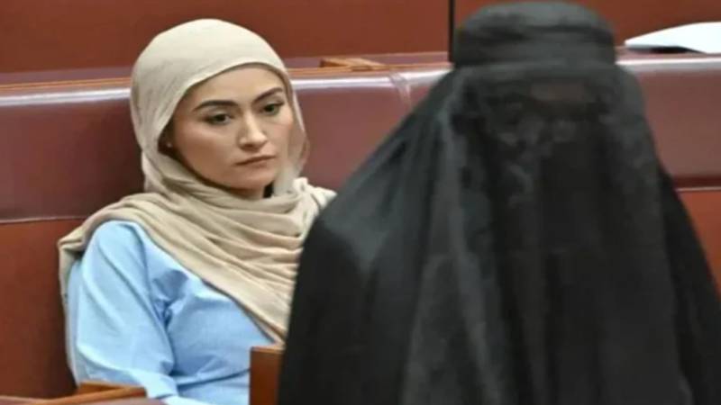 انتہاپسند خاتون سیاستدان کا برقعہ پہن کر پارلیمنٹ آنا مہنگا پڑ گیا، ایوان سے معطل ہوگئیں